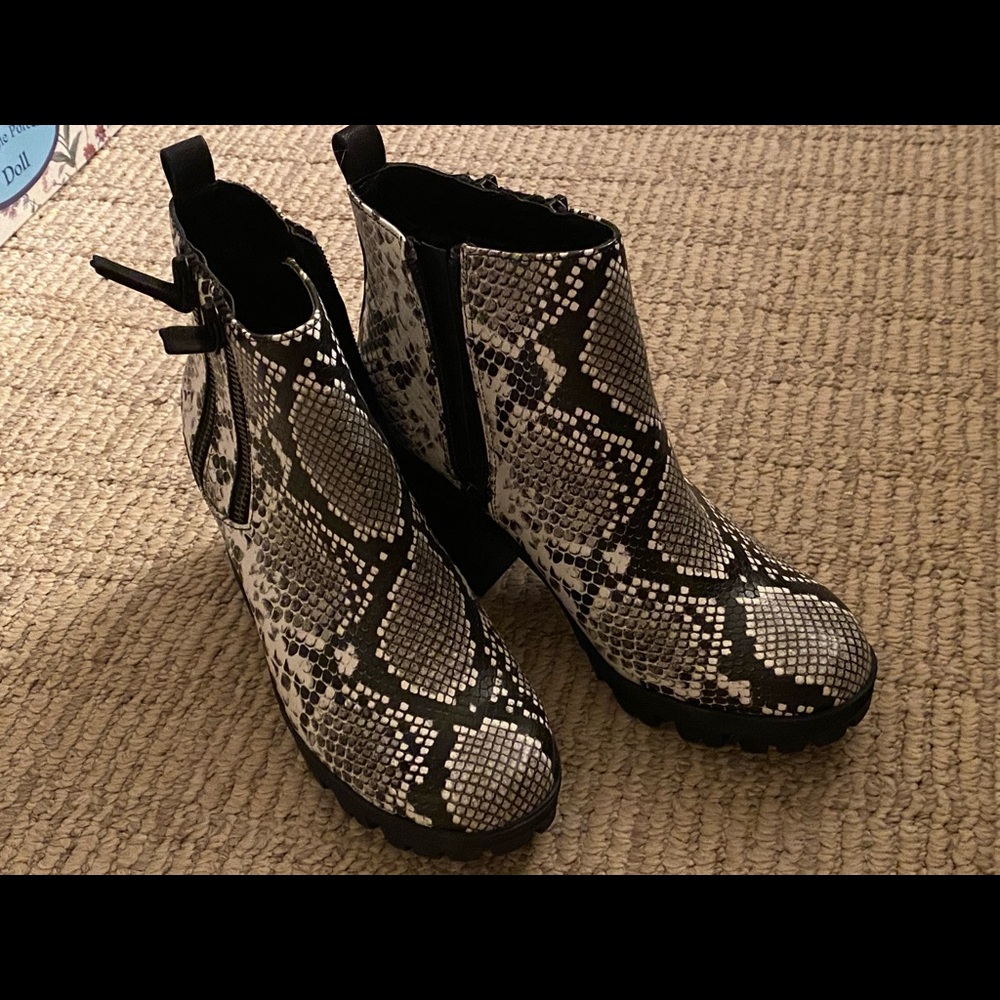 Mix No. 6 Cooya boot Black/White NIB Sz 6